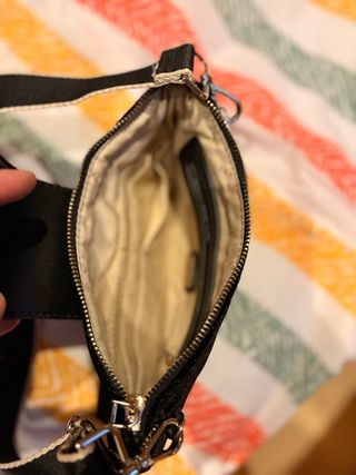 Borsa Guess nera con dettagli oro