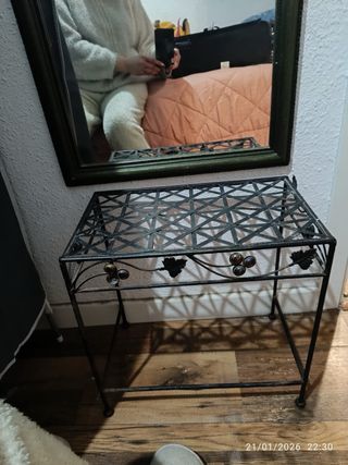 Mesa auxiliar metálica y espejo