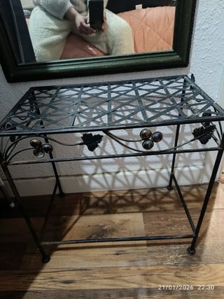 Mesa auxiliar metálica y espejo