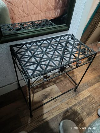 Mesa auxiliar metálica y espejo