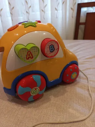 Coche de juguete amarillo con formas