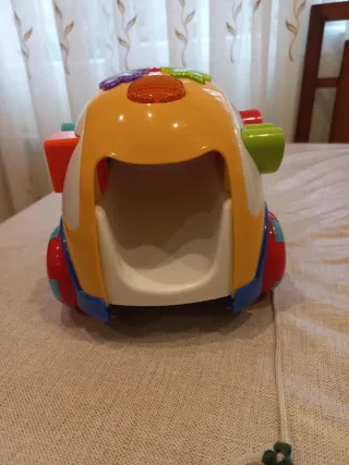 Coche de juguete amarillo con formas