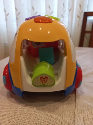 Coche de juguete amarillo con formas