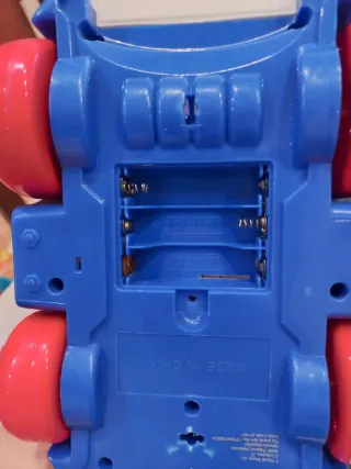 Coche de juguete amarillo con formas