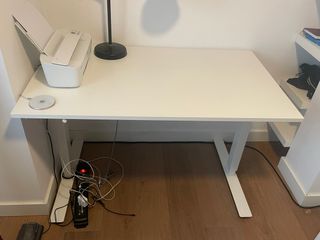 Mesa de estudio regulable en altura con su lampara