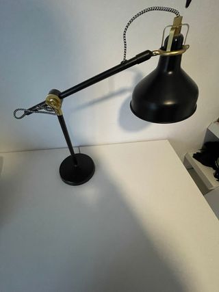 Mesa de estudio regulable en altura con su lampara