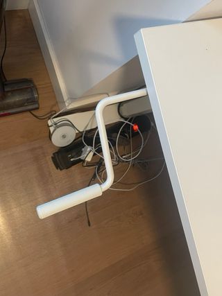 Mesa de estudio regulable en altura con su lampara