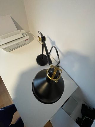 Mesa de estudio regulable en altura con su lampara