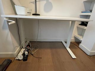 Mesa de estudio regulable en altura con su lampara