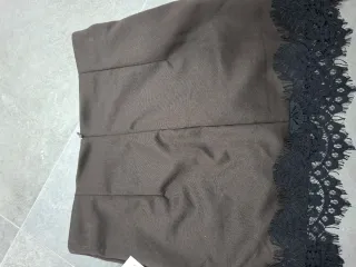 Falda pantalón marrón con encaje