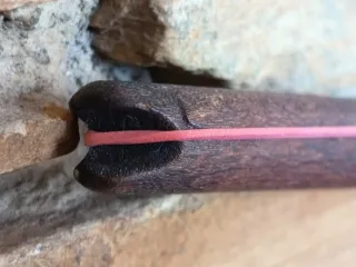 Pistola de madera lanza gomas