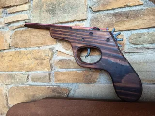 Pistola de madera lanza gomas