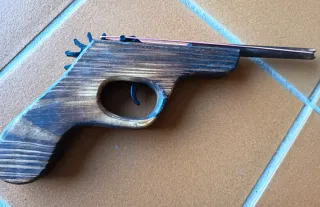 Pistola de madera lanza gomas