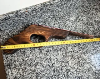 Pistola de madera lanza gomas