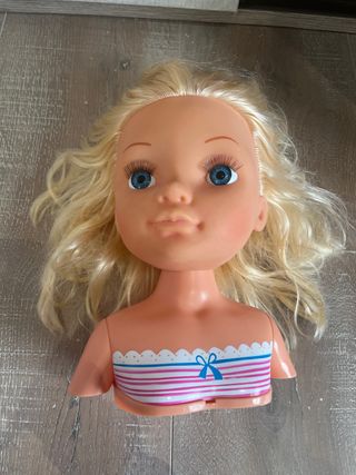 Nancy para peinar y maquillar