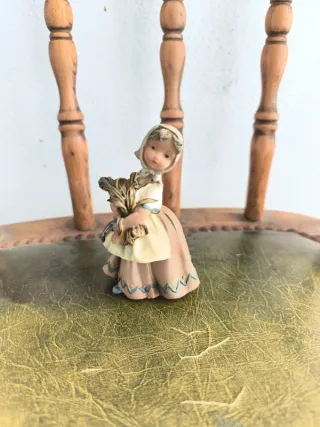 Figura vintage de arcilla de campesina con espigas