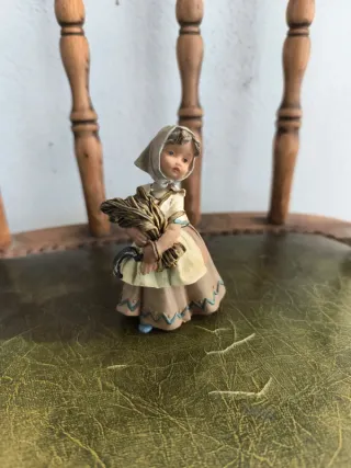 Figura vintage de arcilla de campesina con espigas