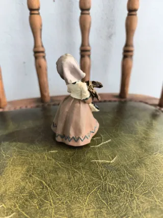 Figura vintage de arcilla de campesina con espigas