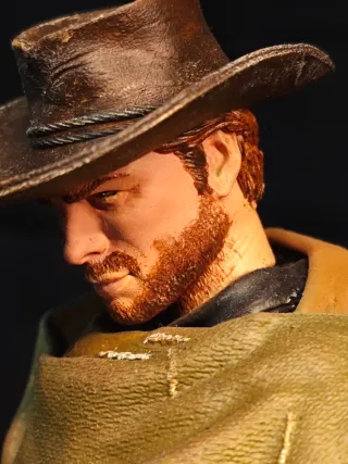 Figura inspirada en Clint Eastwood,pintada a mano.