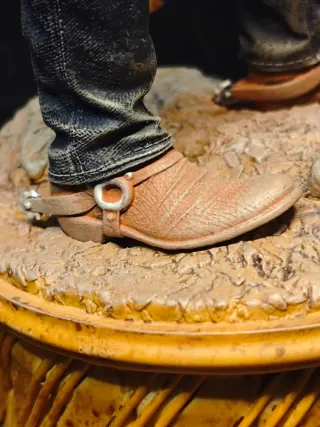 Figura inspirada en Clint Eastwood,pintada a mano.