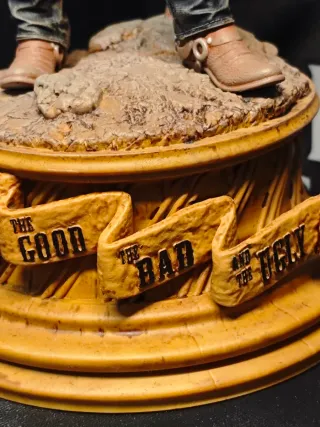 Figura inspirada en Clint Eastwood,pintada a mano.