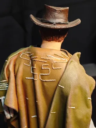 Figura inspirada en Clint Eastwood,pintada a mano.
