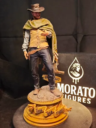 Figura inspirada en Clint Eastwood,pintada a mano.