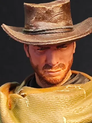 Figura inspirada en Clint Eastwood,pintada a mano.