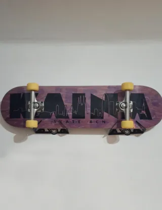 Monopatín y soportes para pared