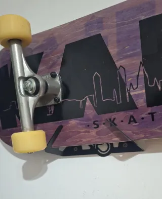 Monopatín y soportes para pared