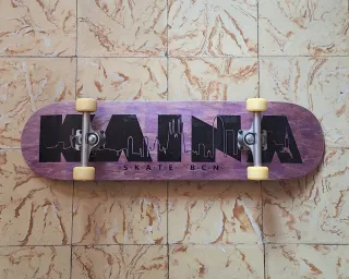 Monopatín y soportes para pared