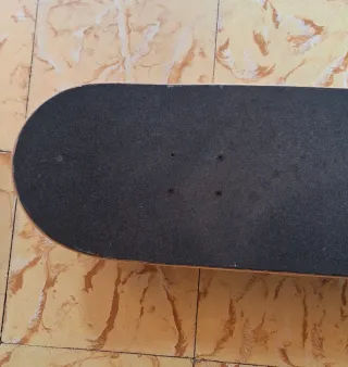 Monopatín y soportes para pared