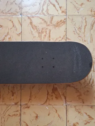 Monopatín y soportes para pared