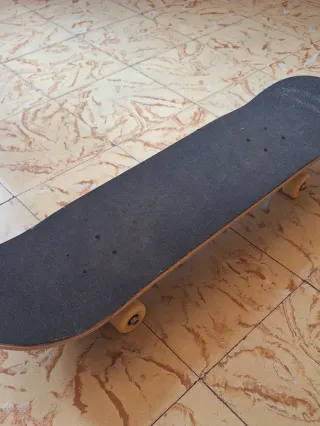 Monopatín y soportes para pared