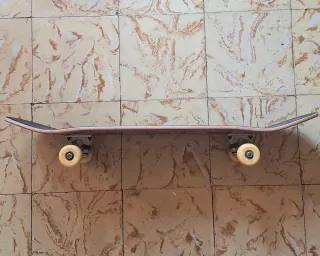 Monopatín y soportes para pared