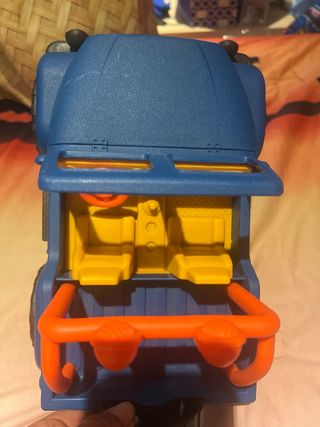 Coche de juguete azul y amarillo