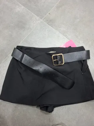Falda pantalón negra con cinturón