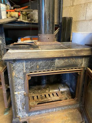 Chimenea de hierro con detalles en piedra