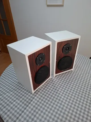 Altavoces artesanales madera y blanco