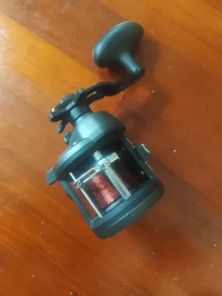 Carrete de pesca negro