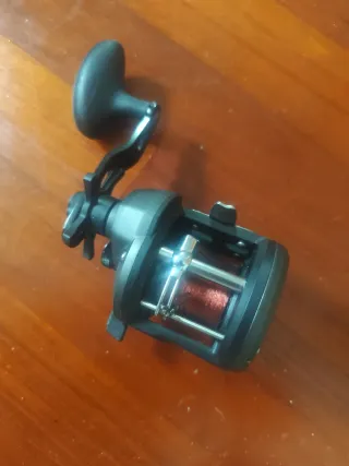 Carrete de pesca negro