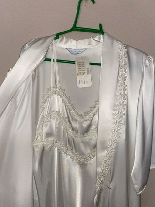 Camisón y bata de novia blanco