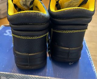 Botas de seguridad negras y amarillas