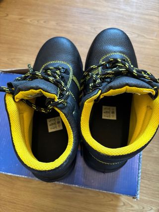 Botas de seguridad negras y amarillas