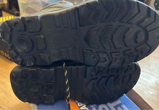 Botas de seguridad negras y amarillas