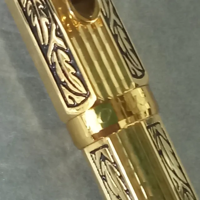 Estilográfica dorada de lujo marca Lotus Leer todo