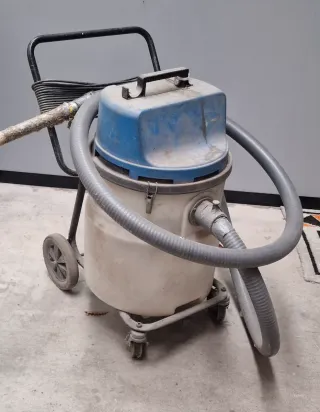 Aspirador industrial con ruedas