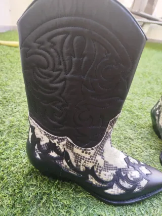 Botas cowboy piel beige y negro