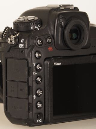 Cámara Nikon D500 + Objetivo Nikon 18-140 VR