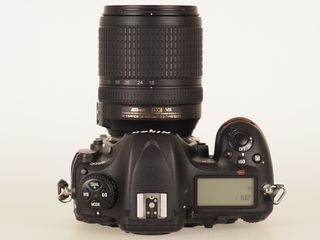 Cámara Nikon D500 + Objetivo Nikon 18-140 VR